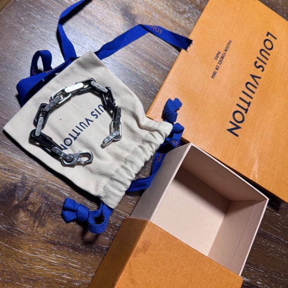 LOUIS VUITTON Monogram Chain Bracelet - Picture 2 of 4